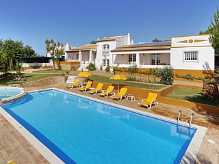 Fachada e piscinas