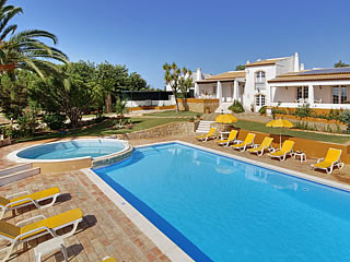 Piscinas e fachada