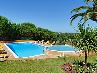 Piscinas e relva