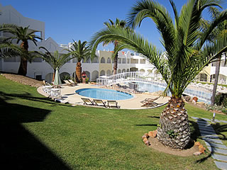 grande jardim e piscina para crian&ccedil;as