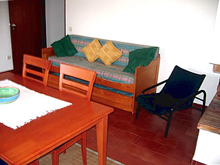 Sala com sof&aacute; cama