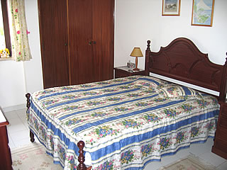 quarto com roupeiro